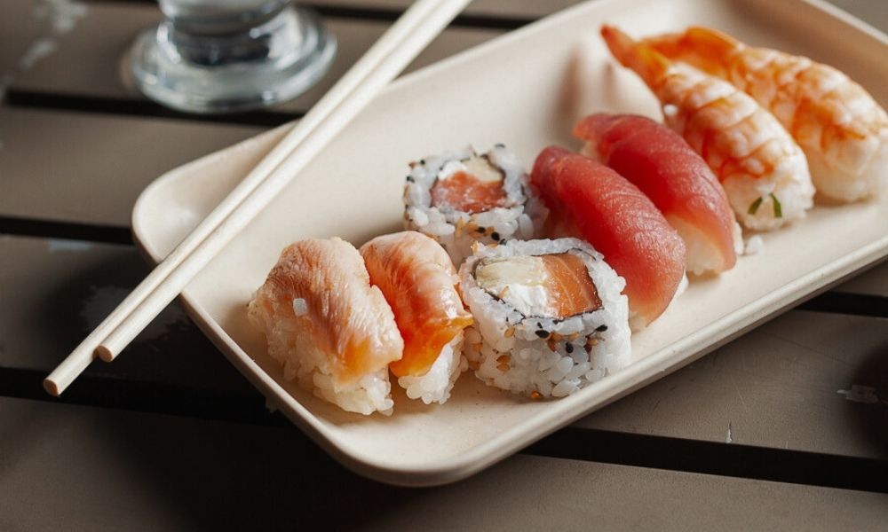 por que sushi é a comida perfeita para o seu encontro